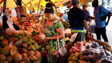 WILLEMSTAD - Venezolaanse kooplui verkopen fruit op de floating market in de wijk Punda in het centrum van Willemstad. Op deze markt verkopen Venezolanen vers waar, die ze met de bootjes die liggen aangemeerd over brengen van het vaste land. Curaçao heeft te maken met militaire spanningen tussen Amerika en Venezuela en had onlangs twee incidenten van bijna-botsingen in het luchtruim. ANP RAMON VAN FLYMEN