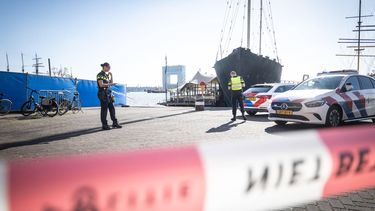 AMSTERDAM - Politie op de NDSM-kade, waar een persoon gewond is geraakt door een schietincident. MIZZLE MEDIA / ANP