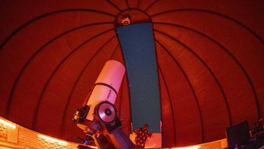 LATTROP - Belangstellenden proberen in de sterrenwacht Cosmos in het Twentse Lattrop ondanks bewolking en regen een glimp van de meteorenregen op te vangen. Twee nachten lang zijn de vallende sterren goed te bewonderen omdat er dit jaar geen maanlicht is. ANP VINCENT JANNINK