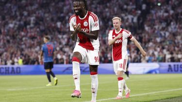 AMSTERDAM - (l-r) Tolu Arokodare van AFC Ajax, Davy Klaassen van AFC Ajax vieren de 3-2 tijdens de UEFA Conference League  play off second leg wedstrijd tussen AFC Ajax en FC Sion in de Johan Cruijff ArenA op 27 augustus 2026 in Amsterdam, Nederland. MAURICE VAN STEEN / ANP