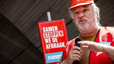 EINDHOVEN - Hans Spekman (voorzitter FNV) tijdens een manifestatie bij de Wim van Doorne Muziekkiosk om te protesteren tegen de kabinetsplannen rond de sociale zekerheid. ROB ENGELAAR / ANP