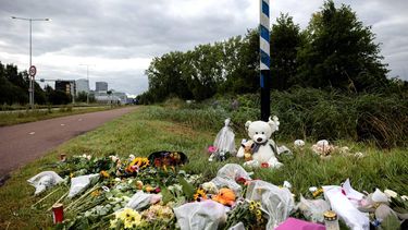 AMSTERDAM - Bloemen op de plek waar de 17-jarige Lisa dood is aangetroffen langs de Holterbergweg in Duivendrecht. Ze is door een ernstig misdrijf om het leven gekomen, waarvoor een 22-jarige verdachte vastzit. ANP RAMON VAN FLYMEN