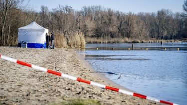 ROTTERDAM - Hulpdiensten in het Kralingse Bos tijdens een zoektocht naar een vrouw (38), die sinds enkele dagen wordt vermist. Inmiddels is er een lichaam gevonden. Of het lichaam van de vermiste vrouw is, wordt onderzocht. ANP ROBIN UTRECHT