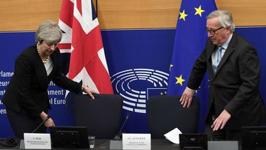 Theresa May en Jean-Claude Juncker, voorzitter van de Europese Commissie bij een persconferentie over brexit.