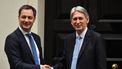 Op deze foto is de nieuwe Belgische premier Alexander De Croo te zien, hij schudt de hand van de Britse Philip Hammond.