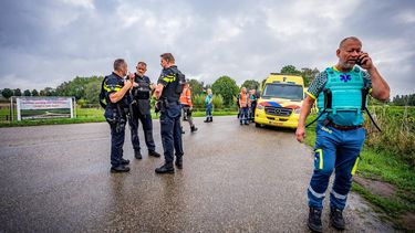 OVERASSELT - Door een schietincident op de Ewijkseweg in het Gelderse Overasselt is een persoon overleden. Twee politieagenten raakten gewond en zijn naar het ziekenhuis gebracht. Er zijn meerdere aanhoudingen verricht. De politie doet op meerdere locaties in Overasselt onderzoek. PERSBUREAU HEITINK / ANP