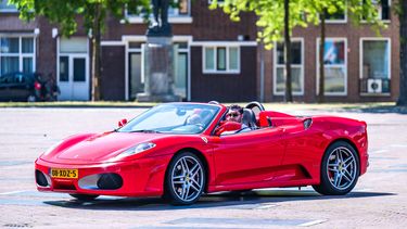 snelle auto die in midlifecrisis wordt gekocht