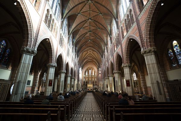Een foto van de Vituskerk in Hilversum, waar net als bij meerdere andere kerken meer dan 30 mensen welkom zijn