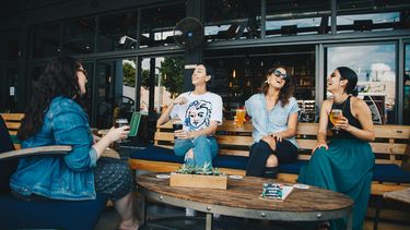 Maakt alcohol andere mensen echt aantrekkelijker? Dit onderzoek heeft het antwoord