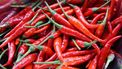 Verzorgster stopt peper in ontbijt dementerende man
