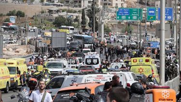 epa12361574 Israeli police officers and emergency services work at the scene of a shooting incident in Jerusalem, 08 September 2025. At least four people were killed and several others injured by gunfire, including five in serious condition, after a shooting incident at Ramot Junction in Jerusalem according to Magen David Adom (MDA), Israel's national emergency services.  EPA/ABIR SULTAN