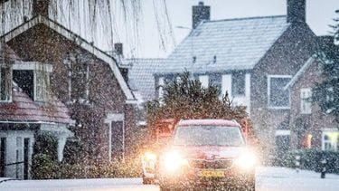 MAASDAM - Auto's op een besneeuwde weg. In het hele land geldt code geel voor gladheid door sneeuw of bevriezing van wegen. JEFFREY GROENEWEG / ANP