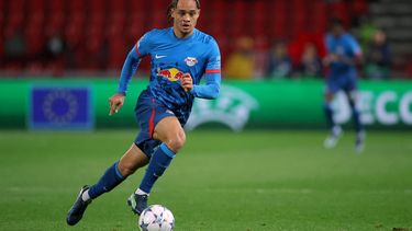 2023-11-07 21:42:54 RB Leipzig's Dutch midfielder #20 Xavi Simons runs with the ball during the UEFA Champions League Group G football match between FC Crvena Zvezda (Red Star Belgrade) and RB Leipzig at the Red Star Stadium in Belgrade on November 7, 2023. 
PEDJA MILOSAVLJEVIC / AFP