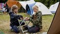 Een foto van twee meisjes op een camping van Staatsbosbeheer