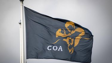TER APEL - Asielzoekers vertrekken bij het opvangcentrum van het COA. Het maximumaantal asielzoekers dat in het centrum mag verblijven is 2000. Voor elke dag dat dit wordt overschreden, krijgt het COA een dwangsom van 15.000 euro opgelegd. ANP JILMER POSTMA