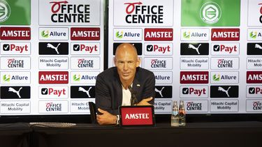 Arjen Robben tijdens zijn presentatie voor de pers op het veld van het Hitachi Capital Mobility Stadion.