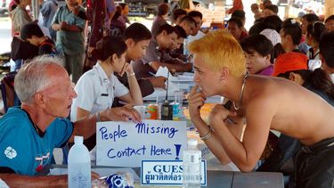 Een foto van een opvang voor vermiste mensen na de tsunami in 2004