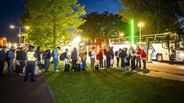 TER APEL - Asielzoekers bij het aanmeldcentrum, waar de opvanglocatie overvol is. Na lang wachten verschenen er uiteindelijk toch nog bussen om de mensen naar een locatie elders te brengen. MARCEL J. DE JONG / ANP