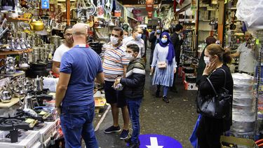 Een foto van bezoekers van de Bazaar met mondkapjes op