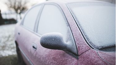 Een foto van een bevroren auto
