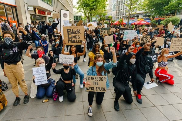 Foto van demonstranten in de binnenstad van Rotterdam.