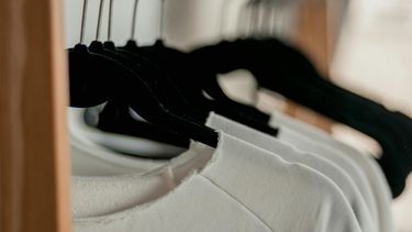Goedkoop is lang niet altijd duurkoop: dure T-shirts scoren slecht in duurzaamheidstest