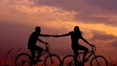 Waarom kiezen vrouwen vaker voor een oudere partner?