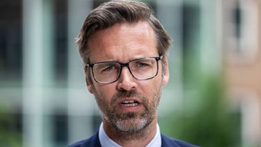 DEN HAAG - Sjoerd SjoerdsmaMinister van Buitenlandse Handel en Ontwikkelingssamenwerking staat de pers te woord voorafgaand aan de wekelijkse ministerraad in het ministerie van Algemene Zaken. LAURENS VAN PUTTEN / ANP