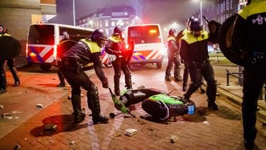Een foto van rellen tijdens de avondklok in Rotterdam
