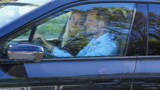 epa13190635 Norway’s Crown Prince Haakon (R) and Crown Princess Mette-Marit (L) arrive at the Rikshospitalet where King Harald V is being treated in Oslo, Norway, 25 August 2026. According to a statement from the Royal Court, the 89-year-old monarch's health deteriorated over the weekend due to a bacterial blood infection, though his condition has since stabilized following antibiotic treatment.  EPA/OLE BERG RUSTEN  NORWAY OUT