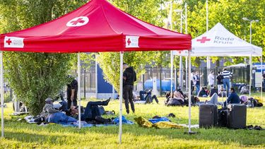 TER APEL - Asielzoekers bij het aanmeldcentrum, waar de opvanglocatie overvol is. Het Rode Kruis plaatse overdag vier tenten op het grasveld als beschutting tegen de zon. De tenten waren niet bedoeld om onder te slapen. MARCEL J. DE JONG / ANP