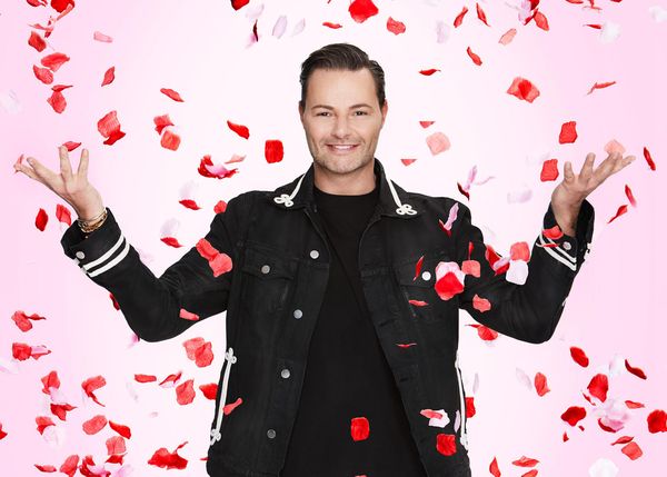 Een foto van Fred van Leer tussen vallende rozenblaadjes