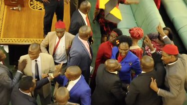 Vechtende politici in het parlement van Oeganda
