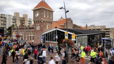 ZANDVOORT - Racefans komen met de trein aan op het station in Zandvoort voor de F1 Grand Prix van Nederland. Het is voorlopig de laatste keer dat de Formule-1 race in Nederland wordt gereden. RAMON VAN FLYMEN / ANP