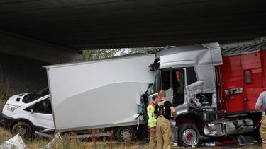 BABBERICH - Hulpdiensten zijn aanwezig bij een ernstig ongeval op de snelweg A12 in de buurt van de Duitse grens. Bij het ongeval zijn meerdere voertuigen betrokken en zijn meerdere gewonden gevallen. PERSBUREAU DE BREIJ / ANP