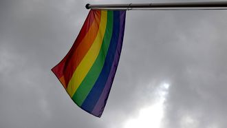 AMSTERDAM - Een regenboogvlag aan de Vijzelstraat in aanloop naar WorldPride en Pride Amsterdam. Het is de eerste keer dat de hoofdstad gastland is van WorldPride. RAMON VAN FLYMEN / ANP
