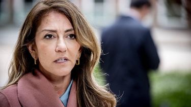 DEN HAAG -Dilan Yeşilgöz-Zegerius, minister van Defensie   staat de pers te woord voorafgaand aan de eerste wekelijkse ministerraad na het meireces in het ministerie van Algemene Zaken. ROBIN UTRECHT / ANP