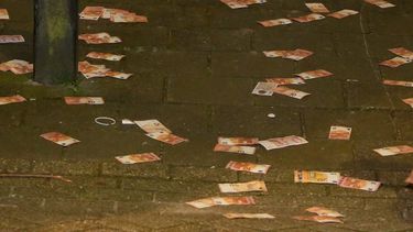 Straat bezaaid met eurobiljetten na brand