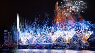 ROTTERDAM - Het nieuwe jaar wordt ingeluid met een vuurwerkshow tijdens het Nationale Vuurwerk bij de Erasmusbrug. De grote vuurwerkshow op een van de bekendste bruggen van Rotterdam wordt al ruim vijftien jaar gehouden. IRIS VAN DEN BROEK / ANP