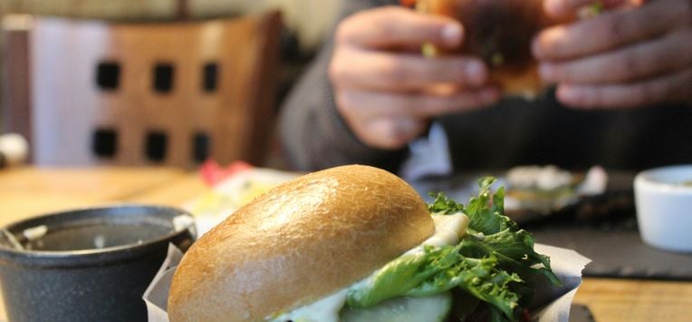Eten, hamburger, fast food Ultrabewerkt voedsel is ziekmakend en verslavend, hoe stap je over naar zoveel mogelijk onbewerkt?