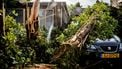 Veel stormschade in Leersum, 10 tot 20 woningen onbewoonbaar door noodweer