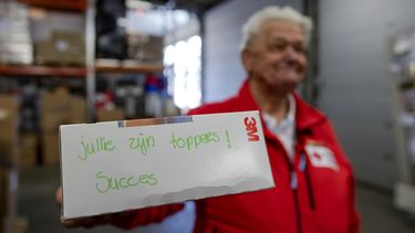 Rode Kruis deelt boodschappenkaarten uit