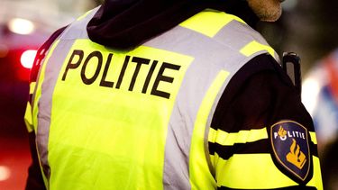 ROTTERDAM - Een politieagent tijdens een verkeerscontrole in Rotterdam. ANP XTRA REMKO DE WAAL