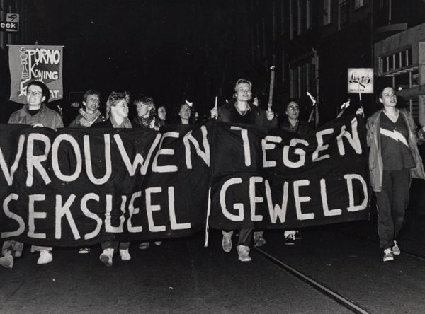 Door-Vrouwenogen-afl-1-Heksennacht-en-fakkeloptocht-in-1983-tegen-seksueel-geweld