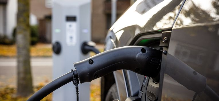 elektrische auto opladen piekuren