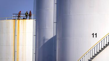 epa12862024 Workers stand on fuel storage tanks holding gasoline, jet fuel, and diesel at the Newington fuel terminal in Lorton, Virginia, USA, 31 March 2026. The Iran war has raised average gas prices in the US above four dollars a gallon for the first time since 2022.  EPA/JIM LO SCALZO