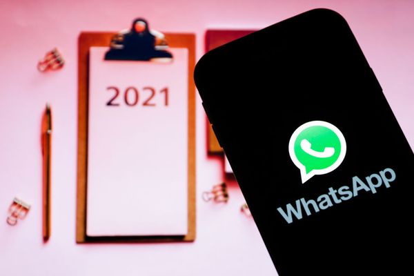 Een foto van Whatsapp en een kalender van 2021