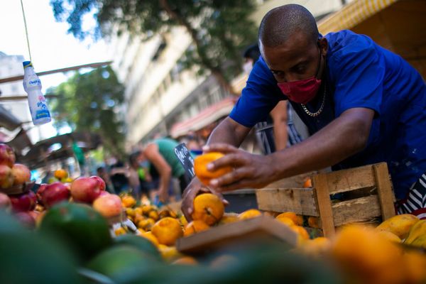 Een foto van een man met sinaasappelen op een markt in Rio de Janeiro