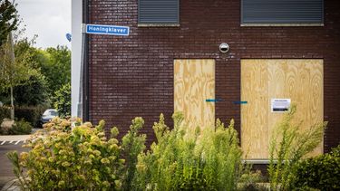 OVERASSELT - Een woning aan de Honingklaver moet twee weken dicht. Burgemeester Joerie Minses neemt deze maatregel om daarmee de rust in de omgeving verder te herstellen en de openbare orde te waarborgen. Minses besloot eerder een woning aan de Ewijkseweg voor een jaar te sluiten waar afgelopen week een 51-jarige beveiliger werd doodgeschoten en twee agenten zwaargewond raakten. ROB ENGELAAR / ANP