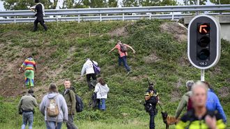 ZEVENAAR - Politie houdt klimaatactivisten van Extinction Rebellion tegen die proberen de snelweg A12 te blokkeren. De activisten willen dat het kabinet stopt met 'subsidiëring van fossiele brandstoffen'. JOSH WALET / ANP